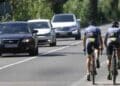 Ciclistas circulando por carretera junto a coches tras cambio de la DGT publicado en el BOE.
