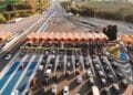 “Coches pasando por un peaje en autopista tras la publicación del BOE sobre los nuevos peajes en España.