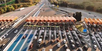 “Coches pasando por un peaje en autopista tras la publicación del BOE sobre los nuevos peajes en España.