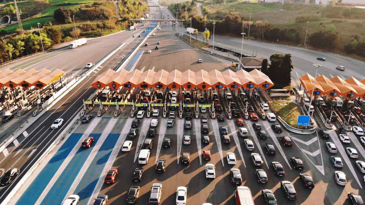 “Coches pasando por un peaje en autopista tras la publicación del BOE sobre los nuevos peajes en España.