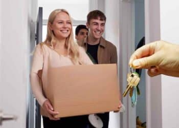 Jóvenes recibiendo las llaves de su nueva vivienda con el Bono Alquiler Joven en la Comunidad de Madrid.