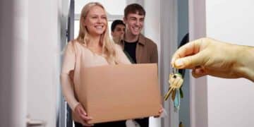 Jóvenes recibiendo las llaves de su nueva vivienda con el Bono Alquiler Joven en la Comunidad de Madrid.