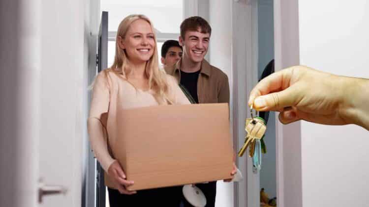 Jóvenes recibiendo las llaves de su nueva vivienda con el Bono Alquiler Joven en la Comunidad de Madrid.