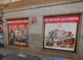 Fachada del outlet de vinos en la calle Fernán González de Madrid con carteles de liquidación y descuentos de hasta el 60 por ciento.