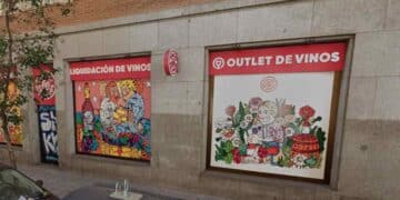 Fachada del outlet de vinos en la calle Fernán González de Madrid con carteles de liquidación y descuentos de hasta el 60 por ciento.
