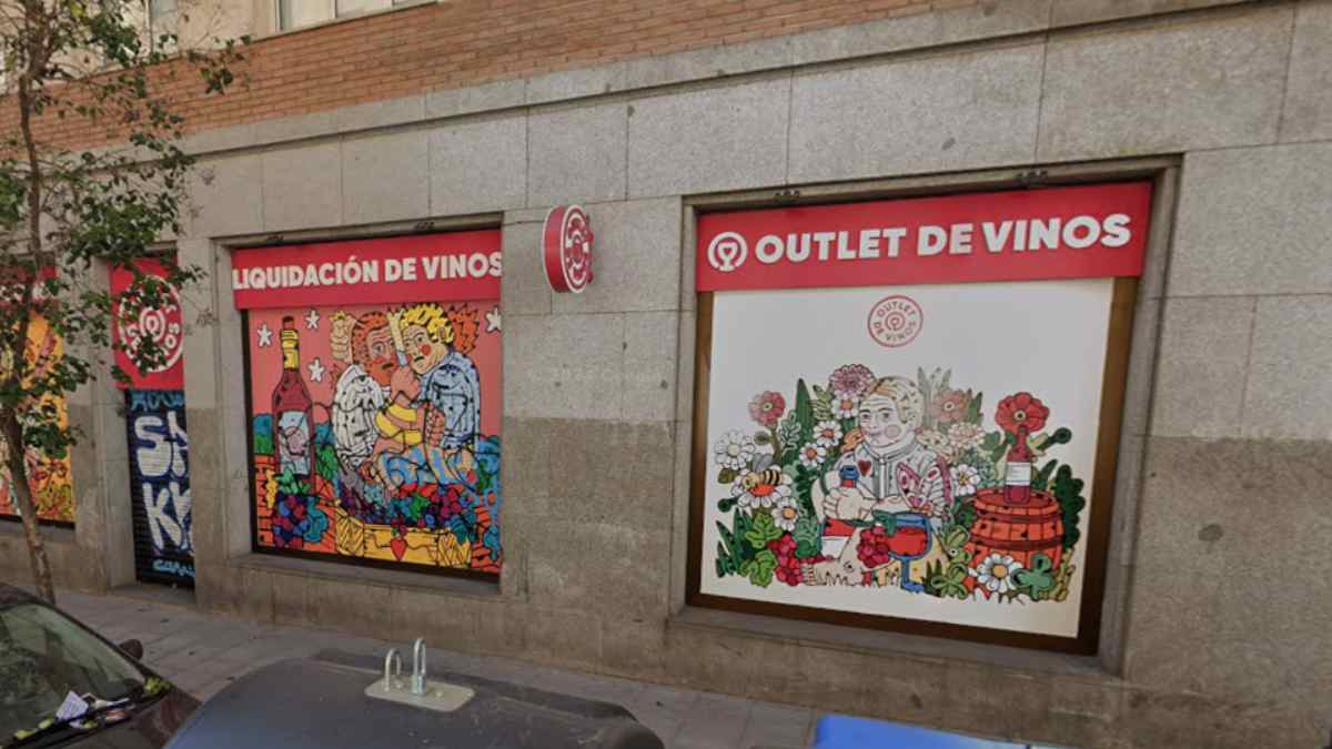 Fachada del outlet de vinos en la calle Fernán González de Madrid con carteles de liquidación y descuentos de hasta el 60 por ciento.