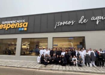 Equipo de Supermercados La Despensa frente a una tienda
