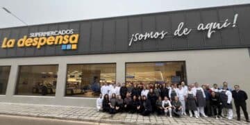 Equipo de Supermercados La Despensa frente a una tienda