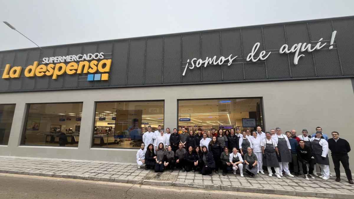 Equipo de Supermercados La Despensa frente a una tienda