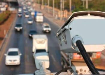 Cámara de la DGT en Madrid que multa por pisar líneas continuas en carretera