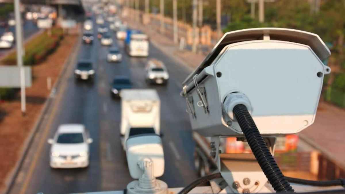 Cámara de la DGT en Madrid que multa por pisar líneas continuas en carretera