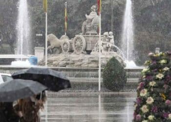 Fuente de Cibeles en Madrid bajo la lluvia