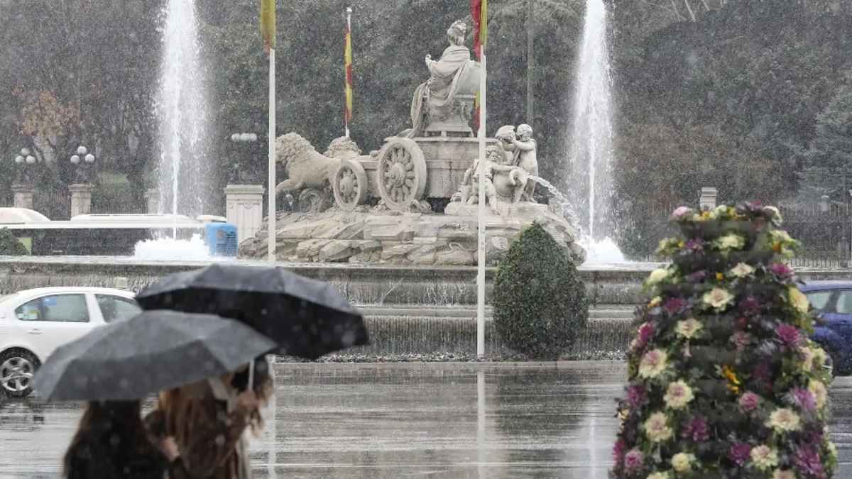 Fuente de Cibeles en Madrid bajo la lluvia