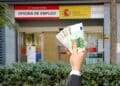 Oficina del SEPE con dinero en mano por los nuevos cambios para compatibilizar el paro con empleo.