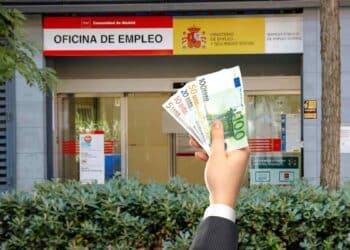 Oficina del SEPE con dinero en mano por los nuevos cambios para compatibilizar el paro con empleo.