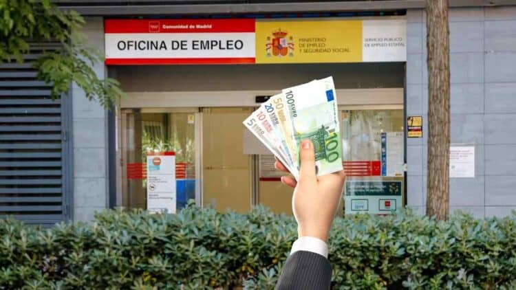 Oficina del SEPE con dinero en mano por los nuevos cambios para compatibilizar el paro con empleo.