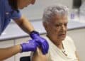 Persona mayor vacunándose contra la gripe en un centro de salud de Madrid durante la campaña 2025.