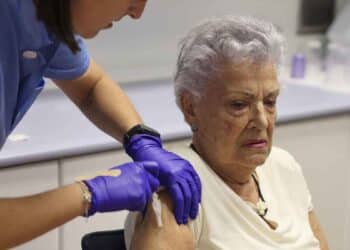 Persona mayor vacunándose contra la gripe en un centro de salud de Madrid durante la campaña 2025.