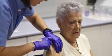 Persona mayor vacunándose contra la gripe en un centro de salud de Madrid durante la campaña 2025.