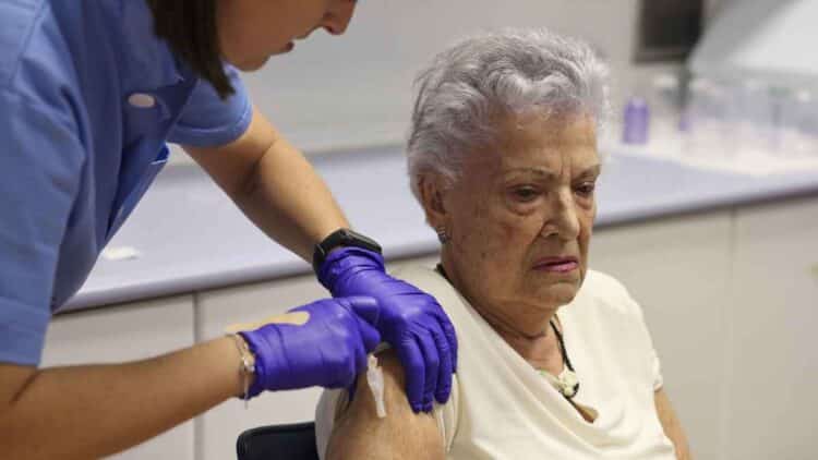 Persona mayor vacunándose contra la gripe en un centro de salud de Madrid durante la campaña 2025.
