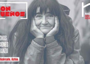 Mujer sonriente en la campaña ‘Sin hogar, pero con sueños’ de Cáritas Madrid que visibiliza el sinhogarismo en 2025.
