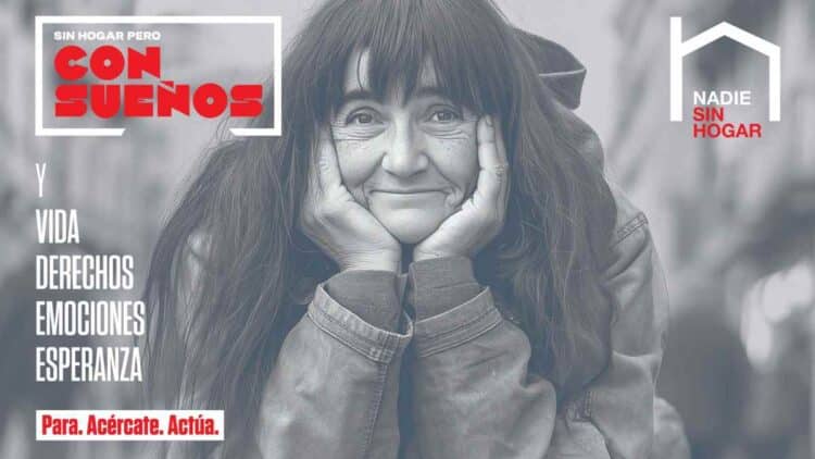 Mujer sonriente en la campaña ‘Sin hogar, pero con sueños’ de Cáritas Madrid que visibiliza el sinhogarismo en 2025.