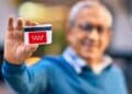 Carnet Sénior de la Comunidad de Madrid con descuentos y acceso a servicios públicos.