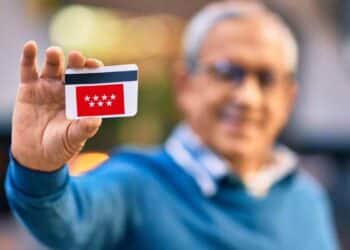 Carnet Sénior de la Comunidad de Madrid con descuentos y acceso a servicios públicos.