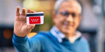 Carnet Sénior de la Comunidad de Madrid con descuentos y acceso a servicios públicos.