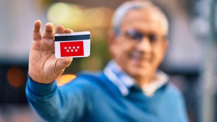 Carnet Sénior de la Comunidad de Madrid con descuentos y acceso a servicios públicos.