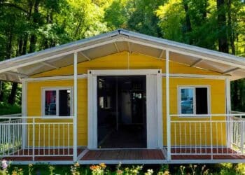 Casa prefabricada low cost con porche y terraza ideal para jóvenes por menos de 12.000 euros.