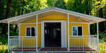 Casa prefabricada low cost con porche y terraza ideal para jóvenes por menos de 12.000 euros.