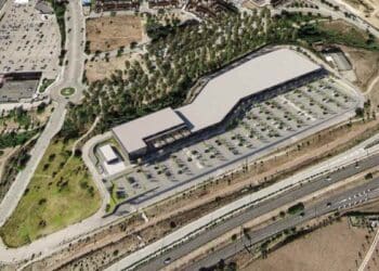 Vista aérea del nuevo centro comercial La Maquinilla en Colmenar Viejo con aparcamiento y acceso desde la M-607.