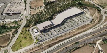 Vista aérea del nuevo centro comercial La Maquinilla en Colmenar Viejo con aparcamiento y acceso desde la M-607.