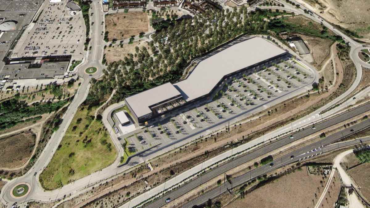 Vista aérea del nuevo centro comercial La Maquinilla en Colmenar Viejo con aparcamiento y acceso desde la M-607.