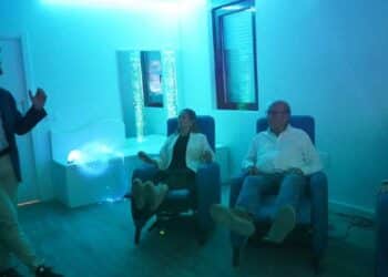 Mayores en sala multisensorial del Centro de Tecnología de Chamartín en Madrid.