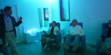 Mayores en sala multisensorial del Centro de Tecnología de Chamartín en Madrid.