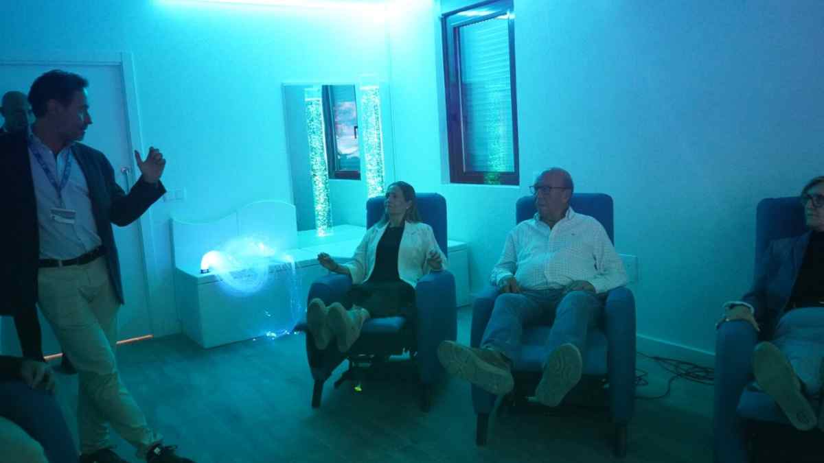 Mayores en sala multisensorial del Centro de Tecnología de Chamartín en Madrid.
