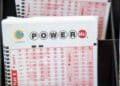 Boletos del sorteo Powerball relacionados con la ganadora que usó ChatGPT para ganar 85.000 euros en Michigan.