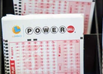 Boletos del sorteo Powerball relacionados con la ganadora que usó ChatGPT para ganar 85.000 euros en Michigan.