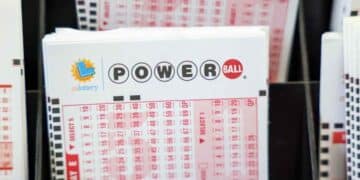 Boletos del sorteo Powerball relacionados con la ganadora que usó ChatGPT para ganar 85.000 euros en Michigan.