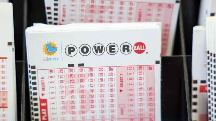 Boletos del sorteo Powerball relacionados con la ganadora que usó ChatGPT para ganar 85.000 euros en Michigan.