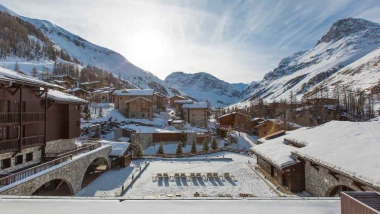 Resort de montaña de Club Med en los Alpes europeos durante la temporada de invierno 2025-2026