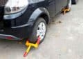 Coche inmovilizado con cepo en Madrid por prohibición a vehículos sin etiqueta DGT.