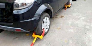 Coche inmovilizado con cepo en Madrid por prohibición a vehículos sin etiqueta DGT.