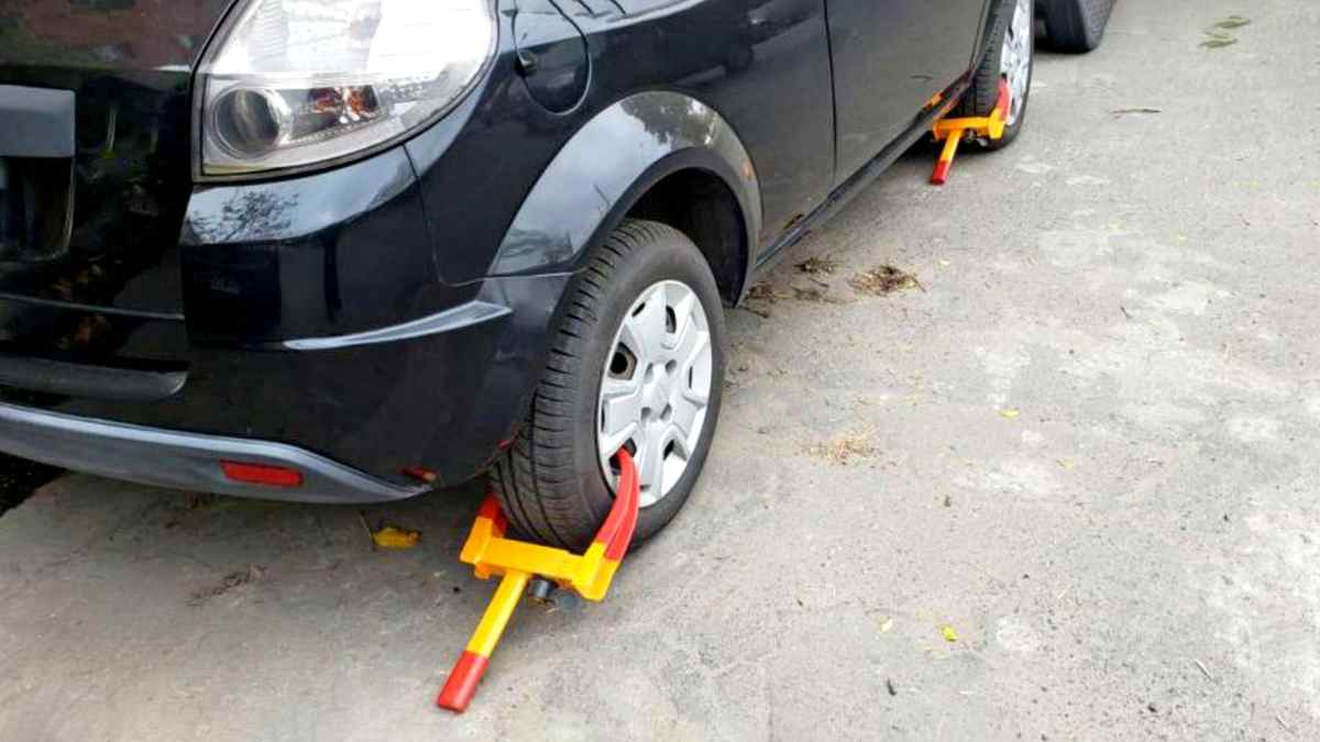 Coche inmovilizado con cepo en Madrid por prohibición a vehículos sin etiqueta DGT.