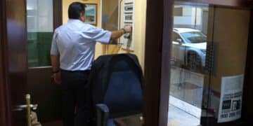 Conserje trabajando en una portería de comunidad en Madrid