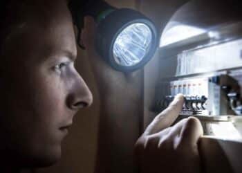 Persona revisando cuadro eléctrico durante corte de luz en la Comunidad de Madrid, octubre de 2025.