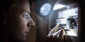 Persona revisando cuadro eléctrico durante corte de luz en la Comunidad de Madrid, octubre de 2025.