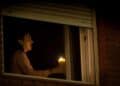 mujer con vela durante un corte de luz en Madrid octubre 2025.